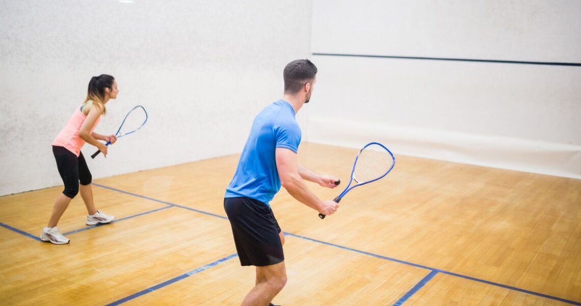 Mann und Frau spielen Squash in Halle | © WavebreakMediaMicro – stock.adobe.com