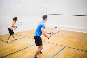 Mann und Frau spielen Squash in Halle | © WavebreakMediaMicro – stock.adobe.com