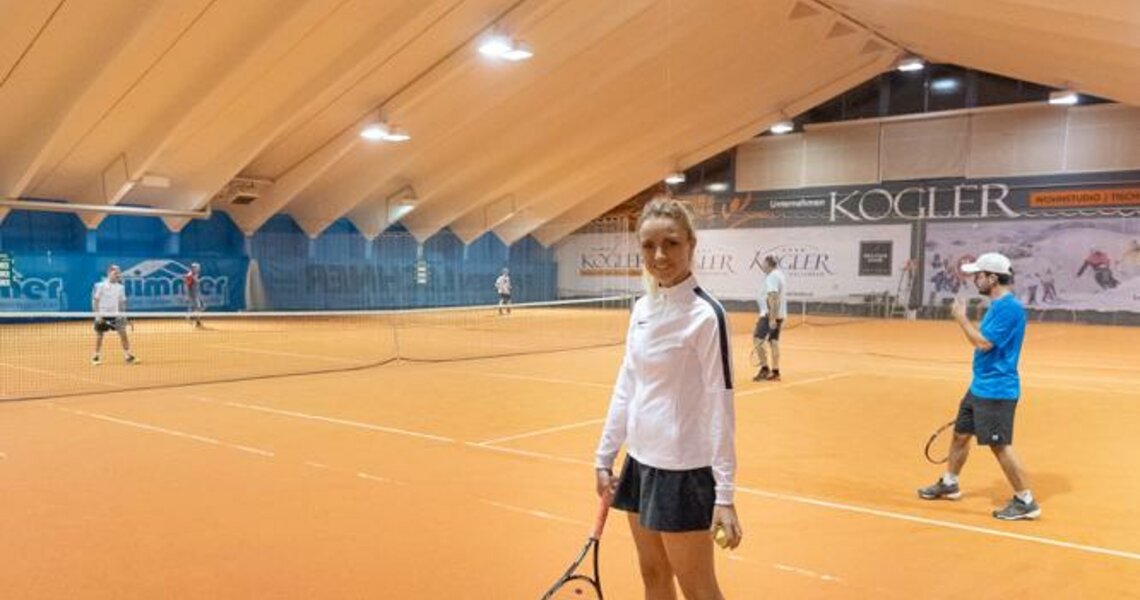 Frau spielt Tennis in heller Indoor-Tennishalle | © Ferienregion Nationalpark Hohe Tauern