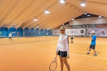 Frau spielt Tennis in heller Indoor-Tennishalle | © Ferienregion Nationalpark Hohe Tauern