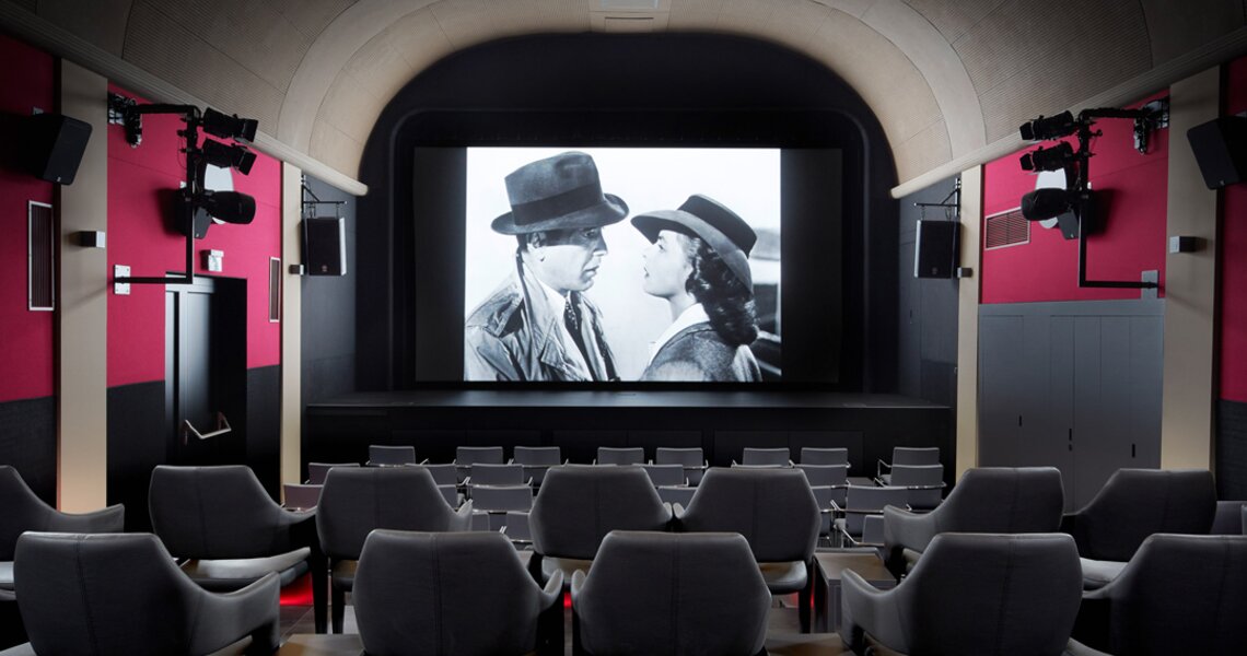 Leerer Kinosaal zeigt alten Schwarzweißfilm auf großer Leinwand | © Tourismusverband Hohe Tauern National Park holiday region