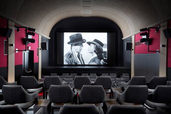 Leerer Kinosaal zeigt alten Schwarzweißfilm auf großer Leinwand | © Tourismusverband Hohe Tauern National Park holiday region