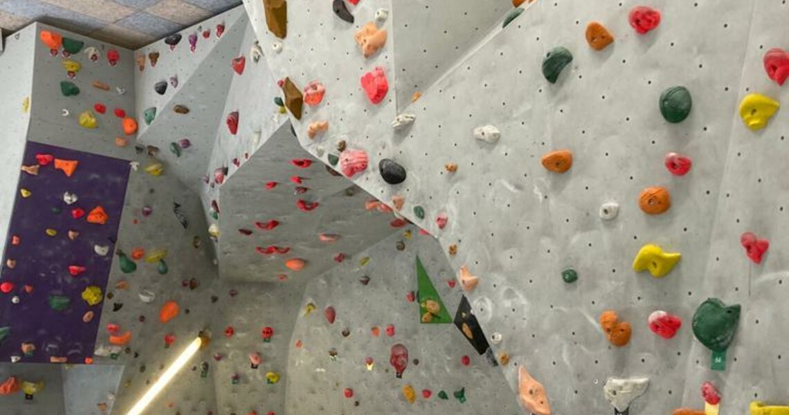 Bouldering wall with colorful holds in indoor climbing gym | © Image rights belong to the original photographer or climbing gym operator
