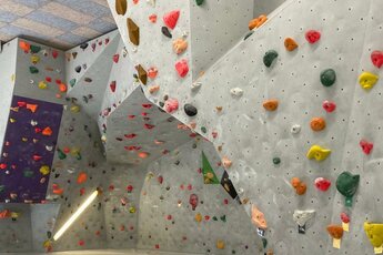 Boulderwand mit bunten Griffen in Indoor-Kletterhalle | © Bildrechte liegen beim ursprünglichen Fotografen oder Betreiber der Boulderhalle