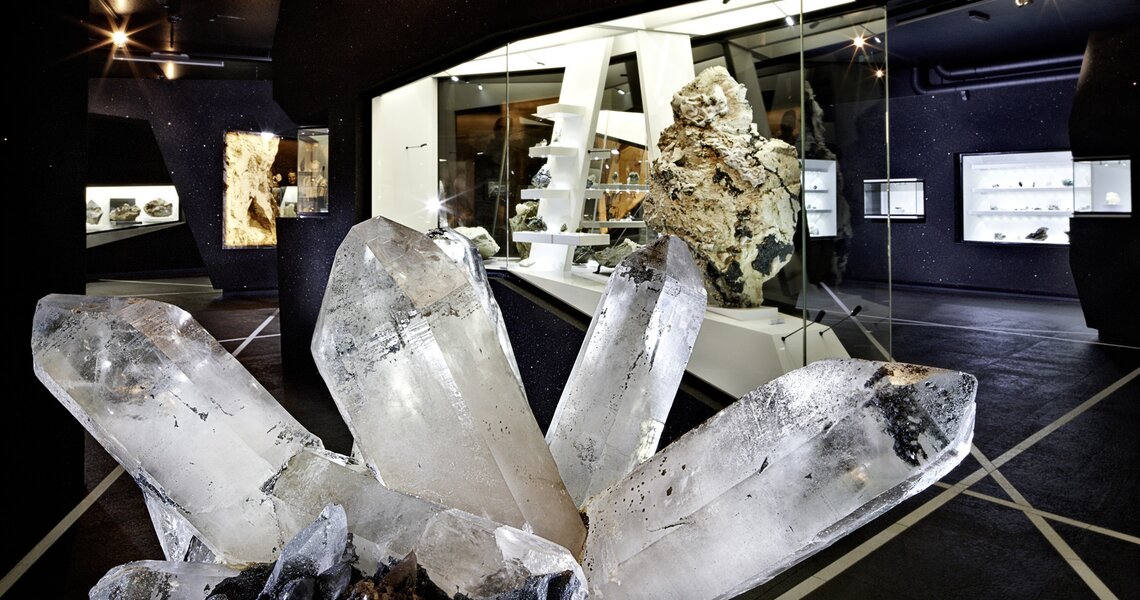 Große Bergkristalle in moderner Museumsvitrine | © Ferienregion Nationalpark Hohe Tauern / Museum Bramberg