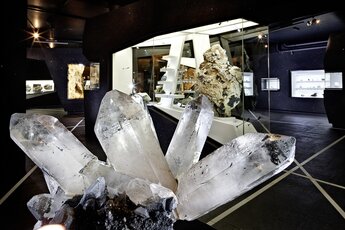 Große Bergkristalle in moderner Museumsvitrine | © Ferienregion Nationalpark Hohe Tauern / Museum Bramberg
