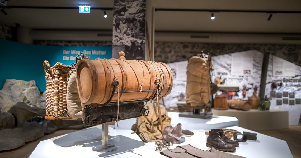 Alte Rucksäcke und Wanderschuhe im Museum ausgestellt | © Franz Reifmüller