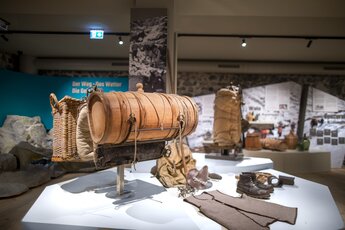 Alte Rucksäcke und Wanderschuhe im Museum ausgestellt | © Franz Reifmüller