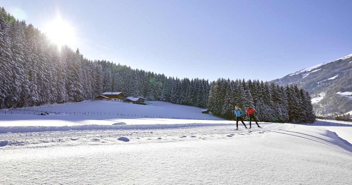 Zwei Langläufer in sonniger Winterlandschaft | © Ferienregion Nationalpark Hohe Tauern