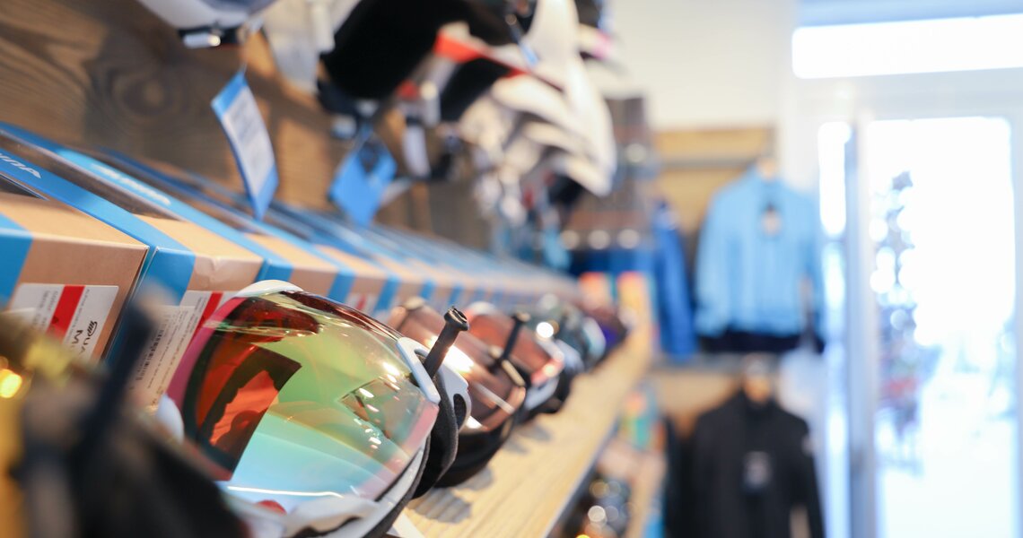 Skibrillen und Helme in einem Wintersportgeschäft. | © Ferienregion Nationalpark Hohe Tauern