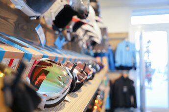 Skibrillen und Helme in einem Wintersportgeschäft. | © Ferienregion Nationalpark Hohe Tauern