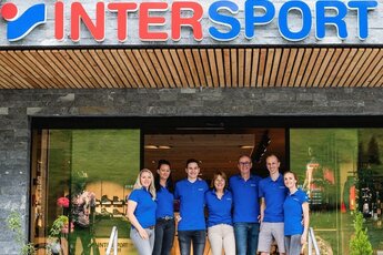 INTERSPORT-Team vor dem Eingang des Geschäfts | © INTERSPORT Austria / Ferienregion Nationalpark Hohe Tauern