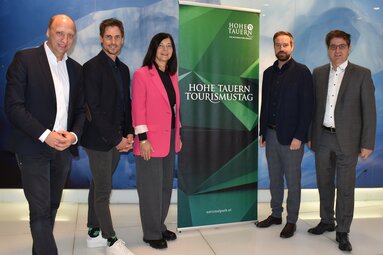 Fünf Personen beim Tourismustag Hohe Tauern | © Ferienregion Nationalpark Hohe Tauern / Fotograf*in unbekannt