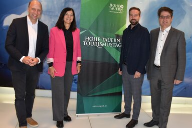 Vier Personen beim Hohe Tauern Tourismustag 2025 | © Hohe Tauern National Park holiday region / nationalpark.at