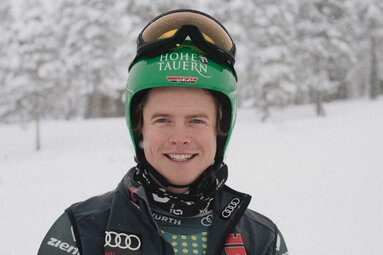 Skifahrer mit grünem Helm im verschneiten Wald | © Ferienregion Nationalpark Hohe Tauern / Fotograf: unbekannt