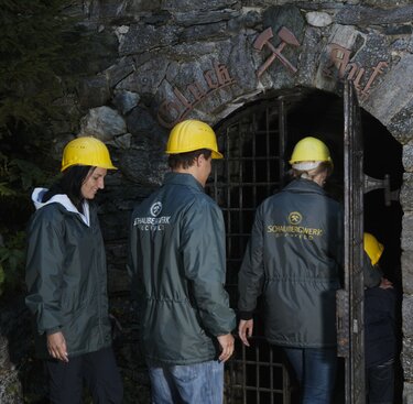Gruppe mit Helmen betritt ein historisches Schaubergwerk | © Ferienregion Nationalpark Hohe Tauern