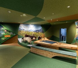 Interaktive Ausstellung zur Almwirtschaft mit Schafen und Informationstafeln | © Hohe Tauern National Park holiday region / TVB Mittersill