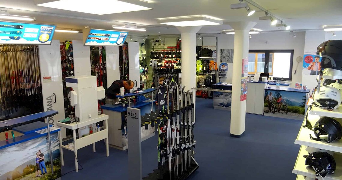 Skiverleih-Shop mit Helmen, Skiern und Ausrüstung im Innenraum | © Ferienregion Nationalpark Hohe Tauern
