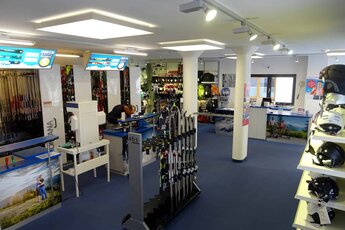 Skiverleih-Shop mit Helmen, Skiern und Ausrüstung im Innenraum | © Ferienregion Nationalpark Hohe Tauern