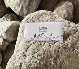 Gutscheinhülle Hohe Tauern Nationalpark auf Felsen | © Ferienregion Nationalpark Hohe Tauern