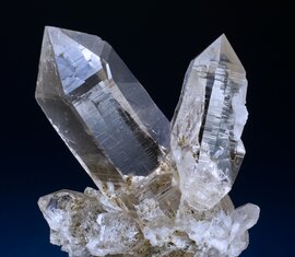 Nahaufnahme eines transparenten Bergkristalls vor dunklem Hintergrund. | © Christian Hager