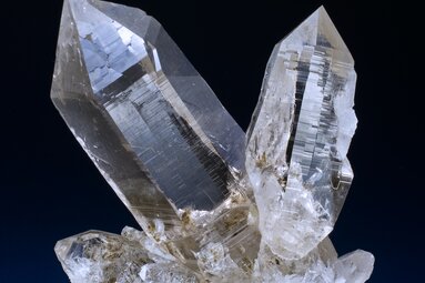 Nahaufnahme eines transparenten Bergkristalls vor dunklem Hintergrund. | © Christian Hager