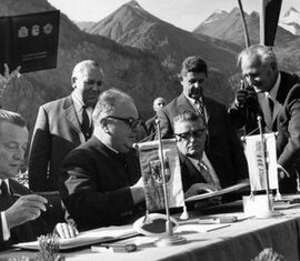 Historische Unterzeichnung eines Nationalpark-Vertrags in Heiligenblut mit Bergkulisse im Hintergrund. | © Nationalpark Verwaltung Salzburg