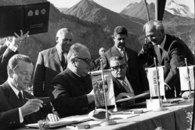 Historische Unterzeichnung eines Nationalpark-Vertrags in Heiligenblut mit Bergkulisse im Hintergrund. | © Nationalpark Verwaltung Salzburg
