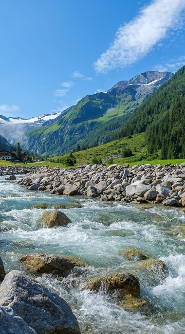 Gebirgsbach im Habachtal mit Blick auf die Hohen Tauern. | © Željko Brčina
