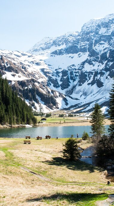 Malerischer See im Felbertal, eingerahmt von dichten Wäldern und schneebedeckten Bergen. | © Ferienregion Nationalpark Hohe Tauern