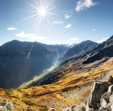 Atemberaubendes Bergpanorama mit sonnendurchflutetem Tal in Herbstfarben. | © Ferienregion Nationalpark Hohe Tauern - Daniel Breuer