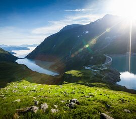 Hochgebirgsstauseen, umgeben von steilen Berghängen und strahlendem Sonnenlicht. | © Verbund