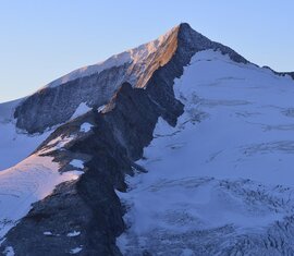 Majestätischer, schneebedeckter Berggipfel, beleuchtet vom warmen Abendlicht. | © Ferdinand Rieder
