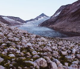 Gletscherzunge, umgeben von Geröll und karger Gebirgslandschaft. | © Nationalpark Hohe Tauern - Tobias Kaser
