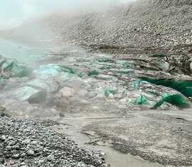Nahe Ansicht eines Gletschers mit schmelzendem Eis und leuchtend türkisfarbenem Wasser. | © Ferienregion Nationalpark Hohe Tauern