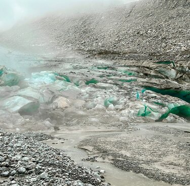 Nahe Ansicht eines Gletschers mit schmelzendem Eis und leuchtend türkisfarbenem Wasser. | © Ferienregion Nationalpark Hohe Tauern